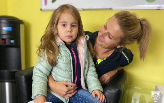 Dvouletá Lea přišla poděkovat za záchranu dispečerce
