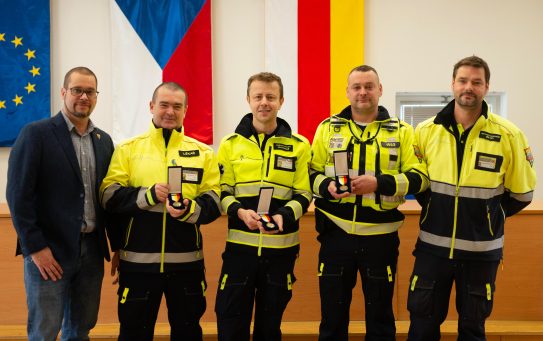 Ocenění Městské části Praha 5 převzalo také pět zaměstnanců pražské záchranky